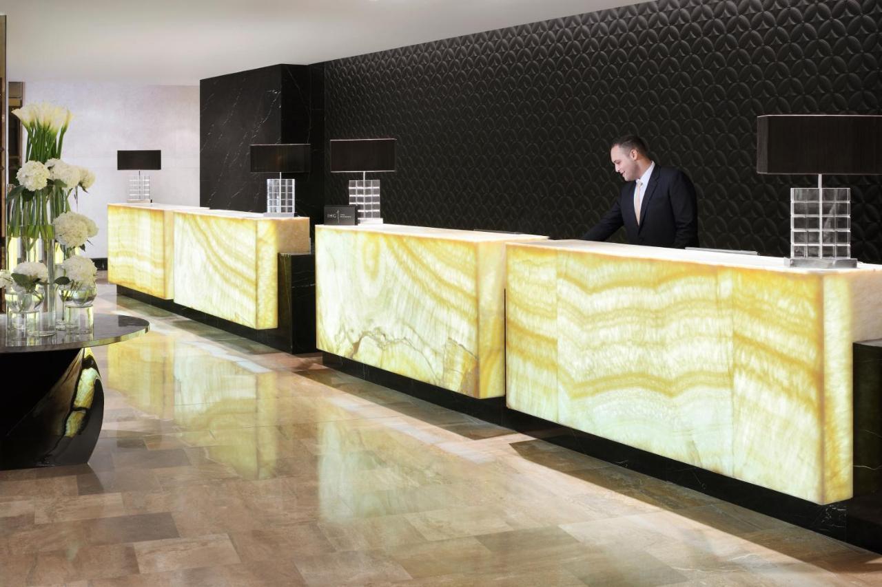 Intercontinental Bahrain, An Ihg Hotel Manama Dış mekan fotoğraf A hotel reception desk