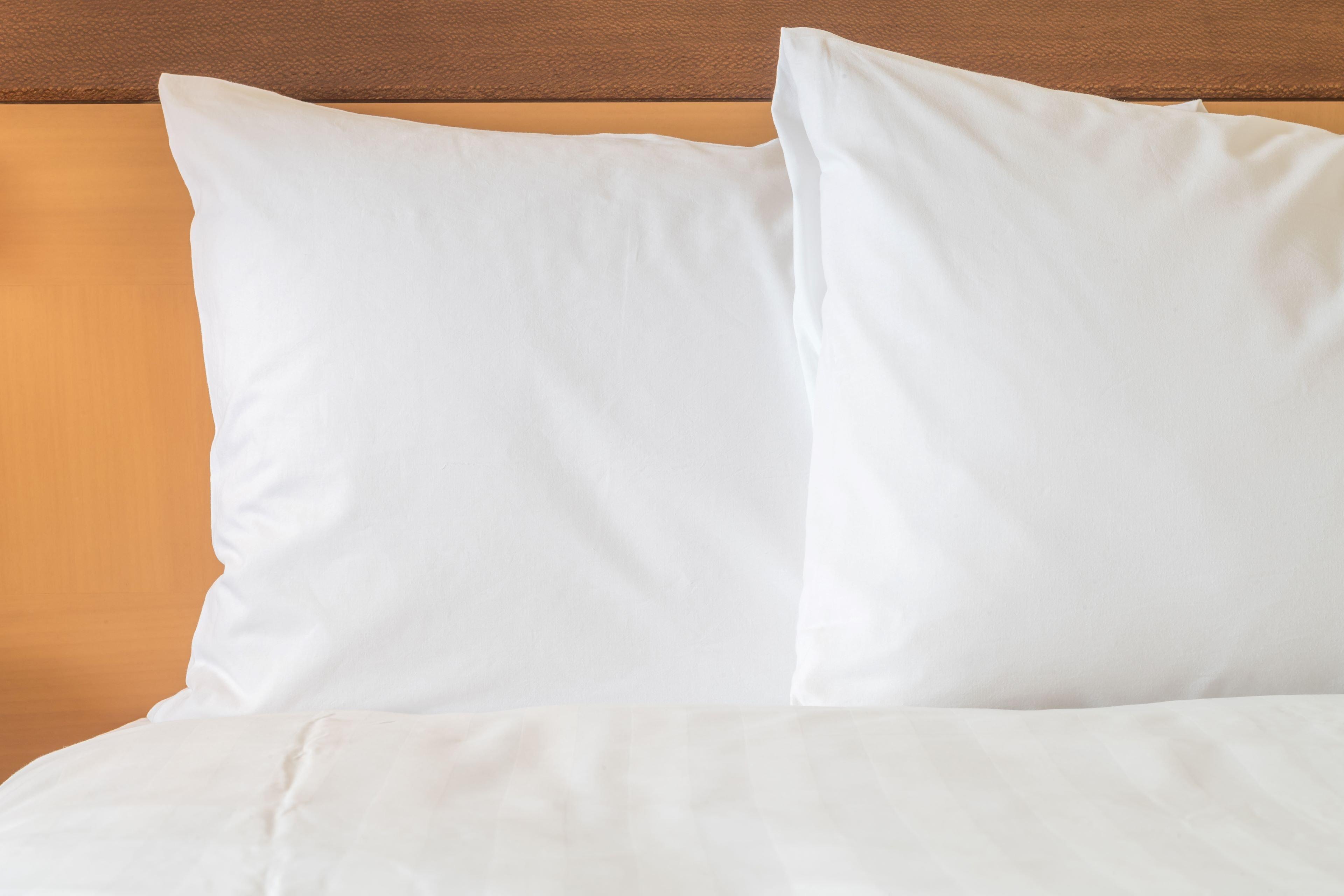 Intercontinental Bahrain, An Ihg Hotel Manama Dış mekan fotoğraf Two pillows on a bed