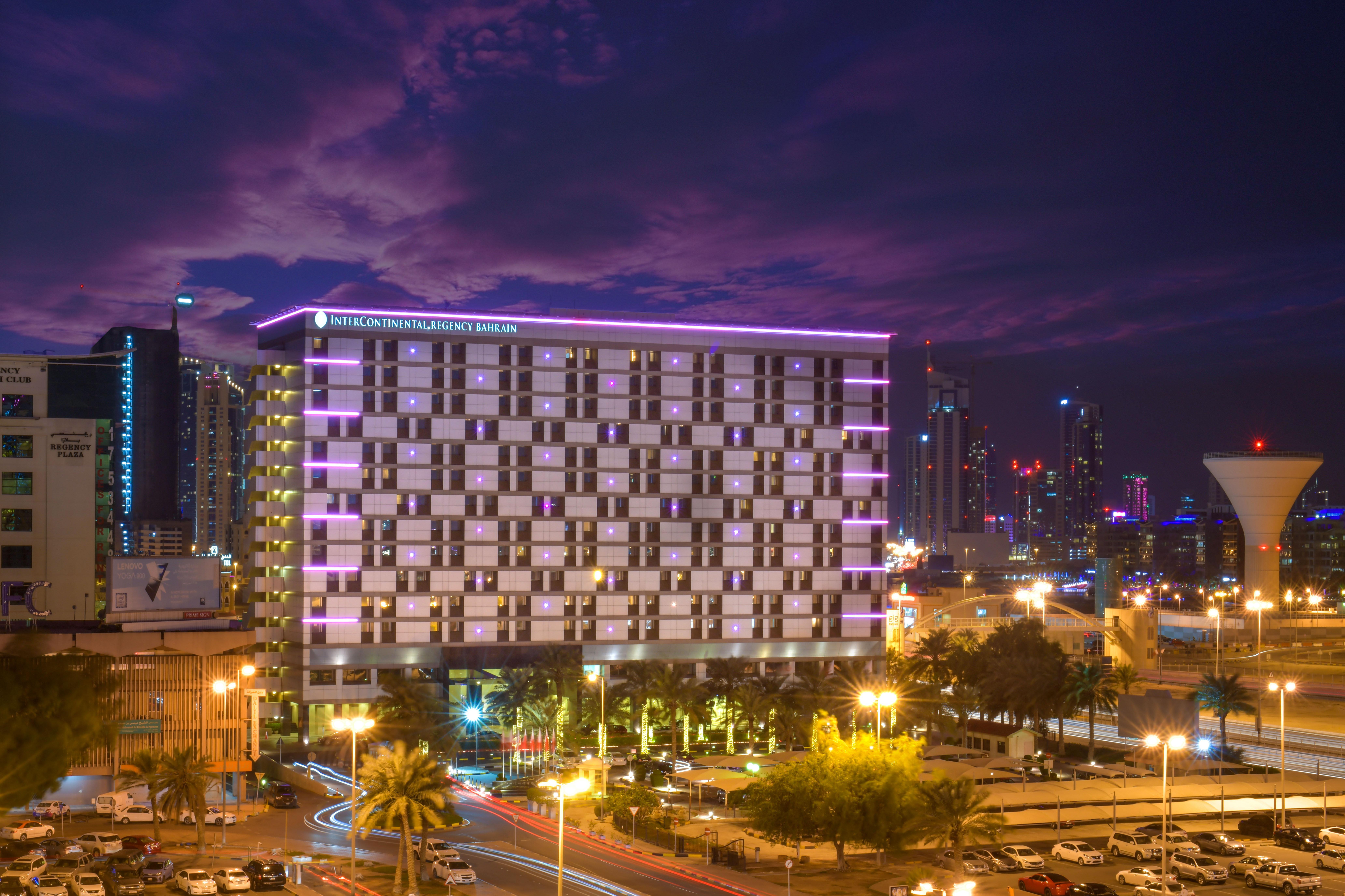 Intercontinental Bahrain, An Ihg Hotel Manama Dış mekan fotoğraf The hotel at night