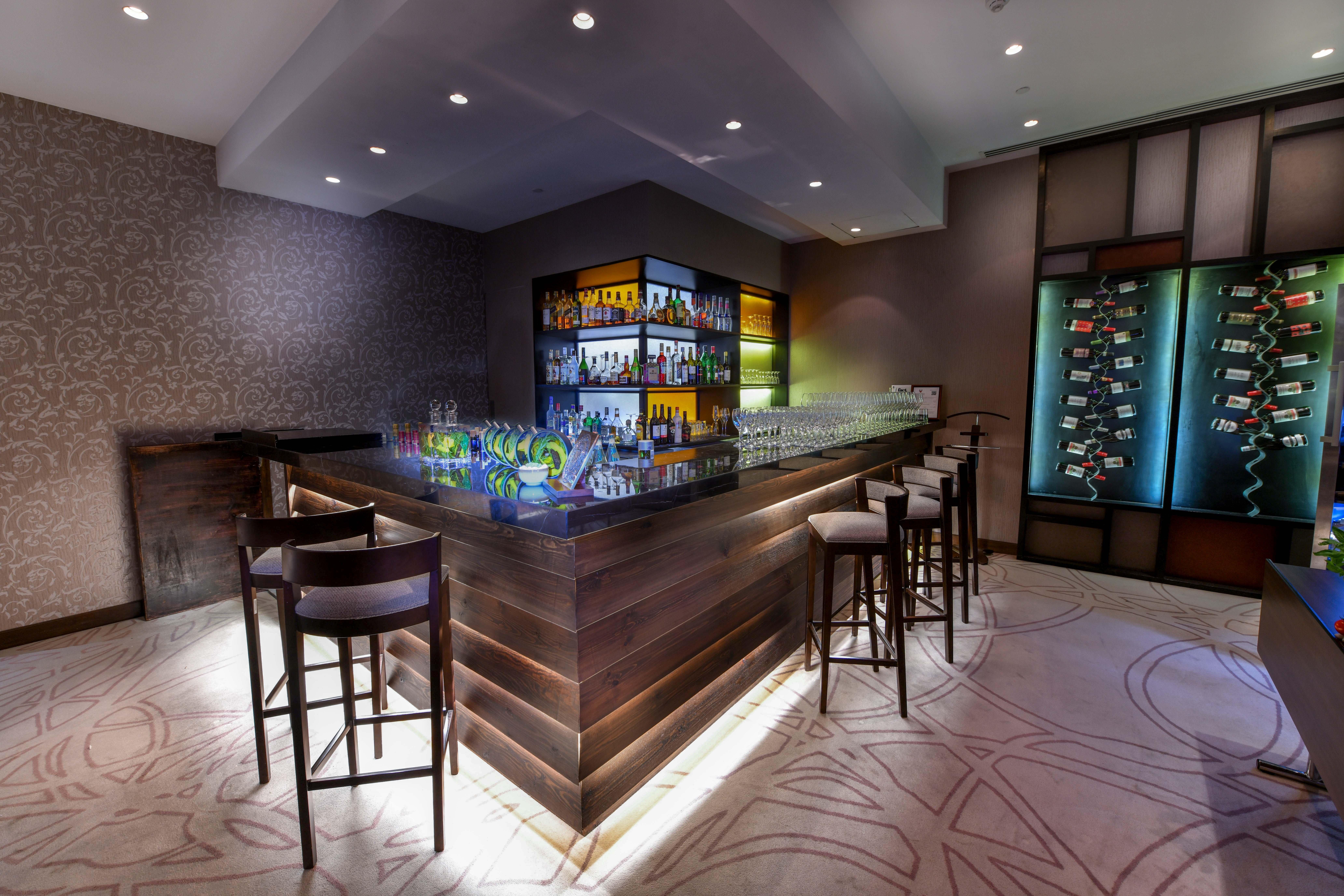 Intercontinental Bahrain, An Ihg Hotel Manama Dış mekan fotoğraf The bar at the lounge