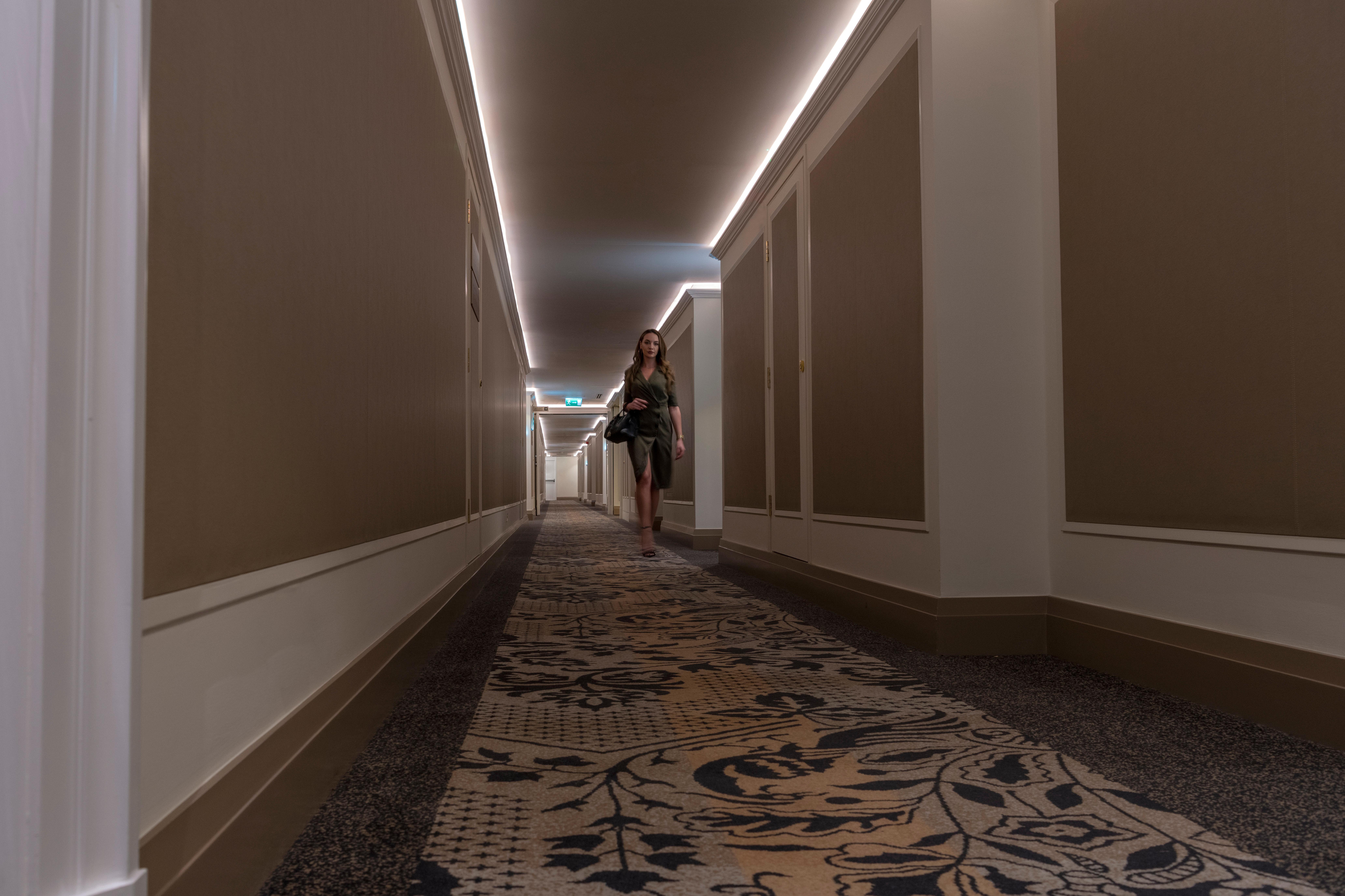 Intercontinental Bahrain, An Ihg Hotel Manama Dış mekan fotoğraf A corridor at the hotel