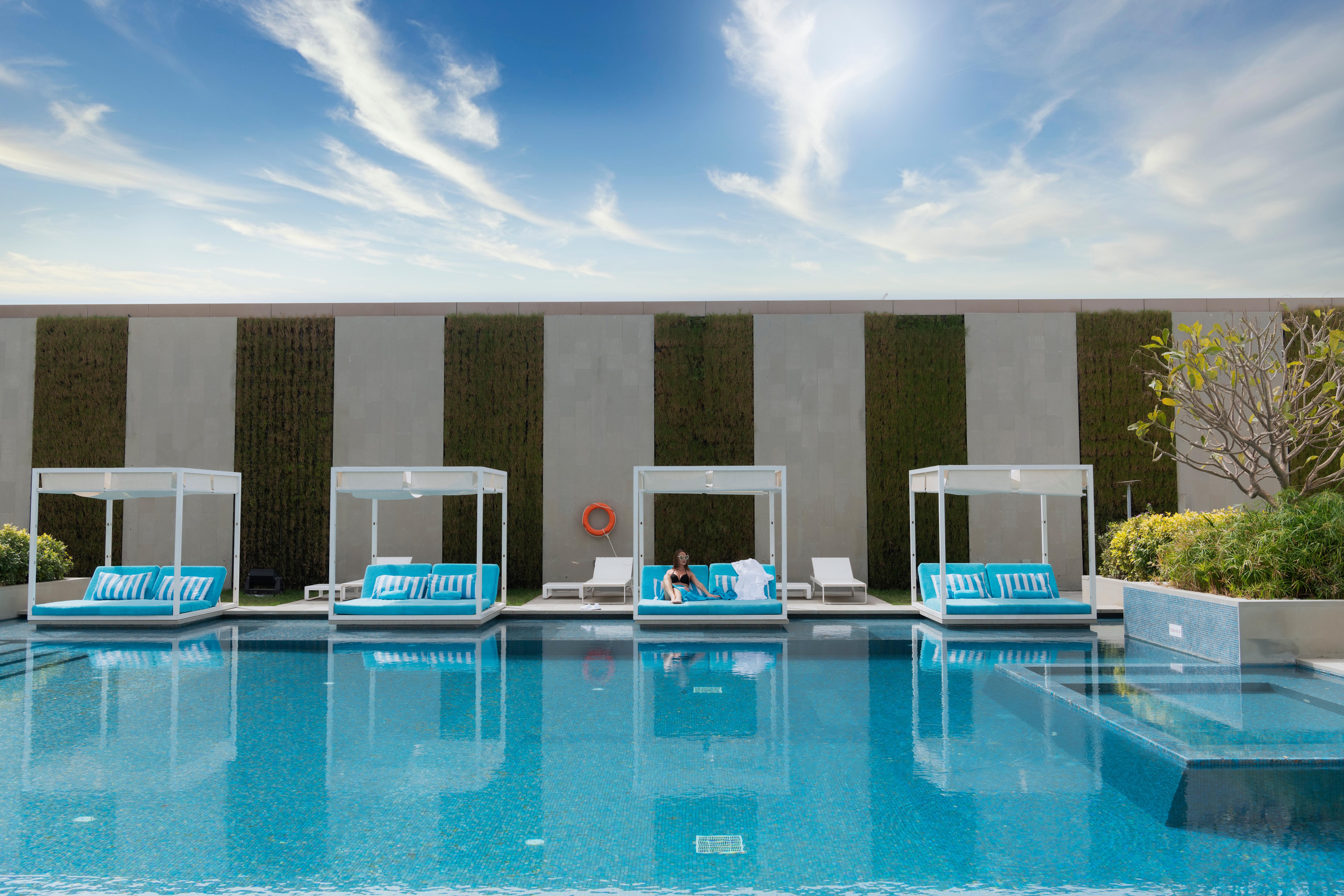 Intercontinental Bahrain, An Ihg Hotel Manama Dış mekan fotoğraf The pool at the hotel