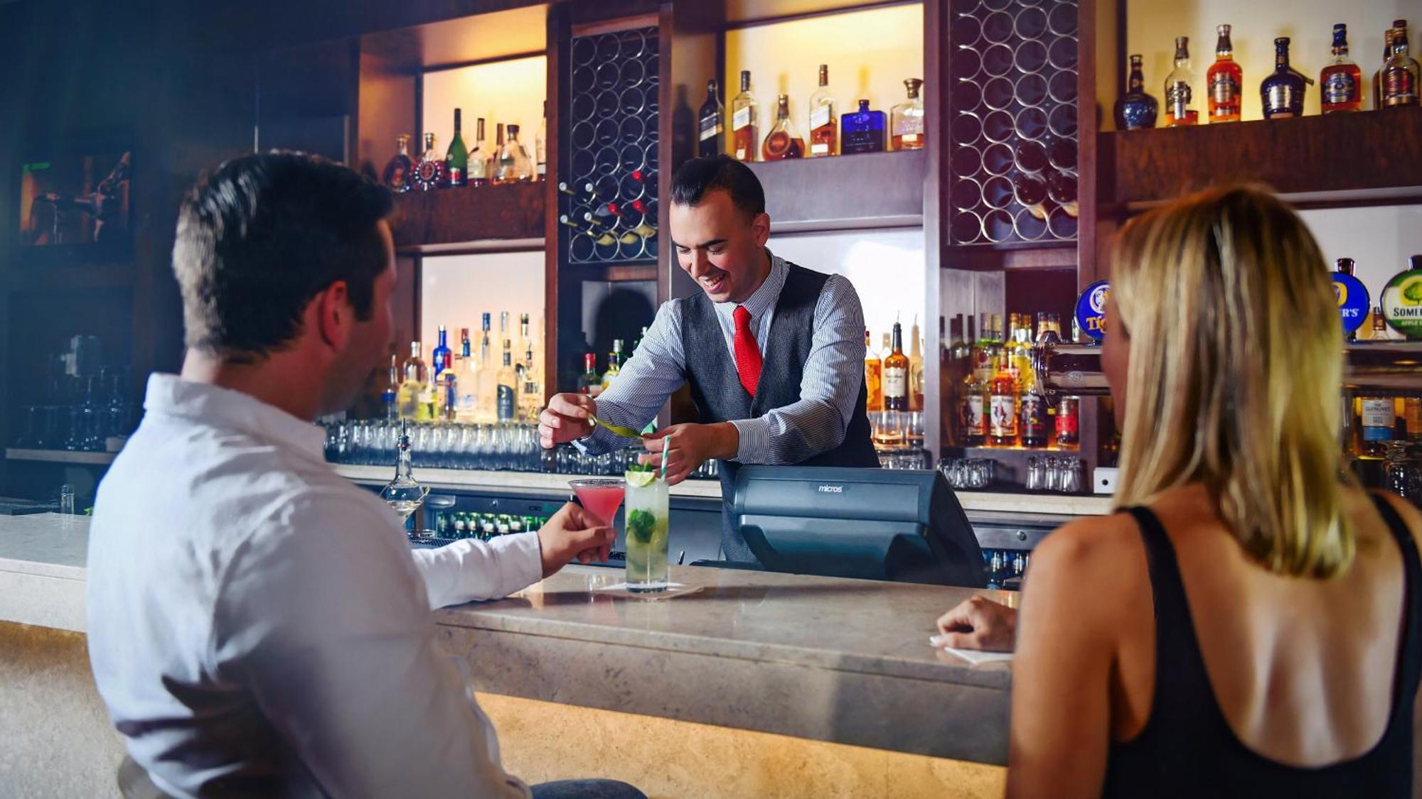 Intercontinental Bahrain, An Ihg Hotel Manama Dış mekan fotoğraf A bartender at work