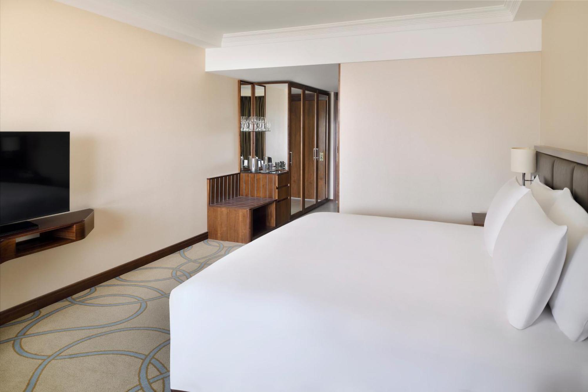 Intercontinental Bahrain, An Ihg Hotel Manama Dış mekan fotoğraf A bedroom at the hotel